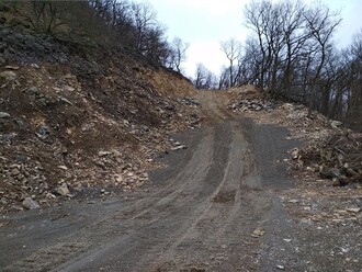 Firma KERAMOST vybudovala cestu do lomu na pozemcích určených pro plnění funkcí lesa. Odstranila 0,53 hektaru lesního porostu, strhla vegetační kryt a provedla terénní úpravy. Stavba cesty nebyla úřady povolena ani schválena.