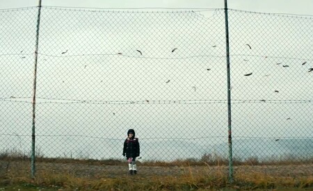 Kontrast mezi mírumilovností Vánoc a krutostí odehrávající se v klecových chovech zachycuje nové video spolku Spolek OBRAZ – Obránci zvířat.