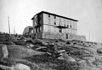 Petrova bouda jako první moderní stavba v Krkonoších z roku 1887 na historickém snímku