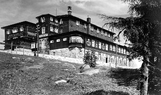 Petrova bouda s pozdějšími přístavbami na historickém snímku z období první republiky