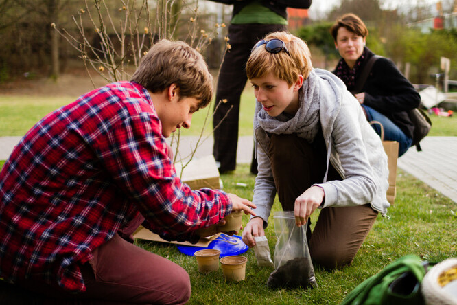 Komunitní zahrady fungují ve Středních Čechách i třeba v Kolíně a Kutné Hoře. V poslední době jich řada přibyla též v Praze. V některých případech se do jejich zřizování zapojují soukromé společnosti, v Kladně to byl například prodejce potravin Kaufland, v jiných případech je zřizují aktivní místní obyvatelé.