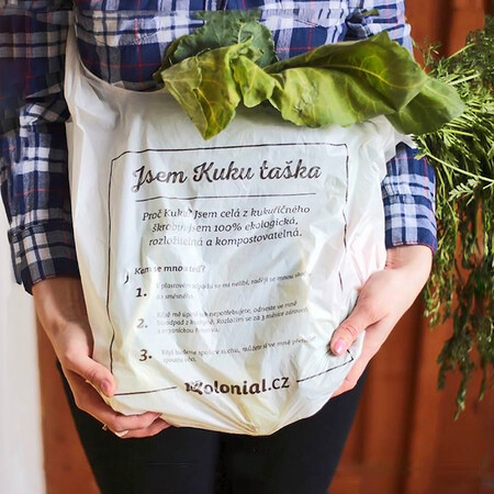 Nákupní taška je vyrobena z kukuřičného škrobu, v kompostéru se sama rozloží.