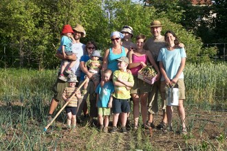 Zatímco většina komunit se se sedlákem setkává jen při předávkách zboží nebo předem domluvených návštěvách či brigádách na statku, sdružení KomPot má k dispozici vlastní produkční zahradu a samo si organizuje i její obhospodařování