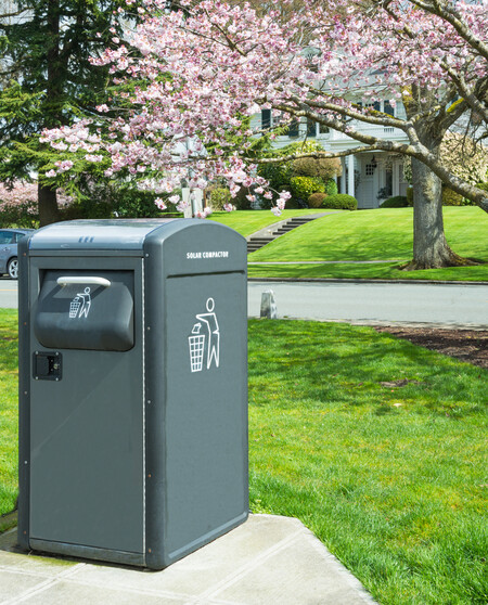 Koše BigBelly mají vlastní napájení formou solárního panelu a je v nich zabudován lis spolu s komunikační jednotkou, která prostřednictvím SIM informuje správce o zaplněnosti košů. Ilustrační foto