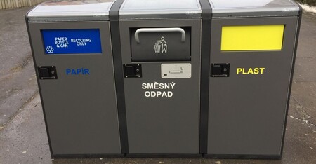 Takzvaně chytré odpadkové koše na tříděný odpad se začaly minulý týden instalovat v Žatci.