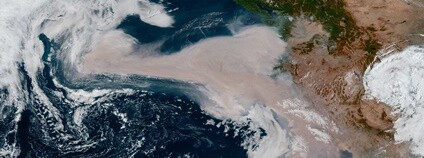 Šíření kouře z požárů na západním pobřeží USA v září 2020 Foto: Stuart Rankin (edited GOES West image) Flickr.com