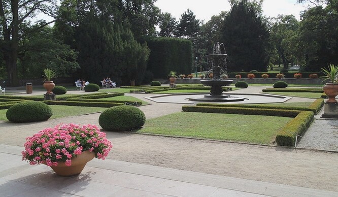 Vstup do zahrad je zdarma a počet návštěvníků není nijak omezený. Nesmí se tam se zvířaty, na kole či skateboardu. U vchodu stojí policisté, kteří mohou návštěvníky namátkově kontrolovat.