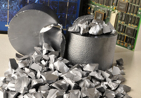 Polykrystalický křemík. Základní kámen fotovoltaických panelů. K mání za  14,76 dolarů za kilogram.