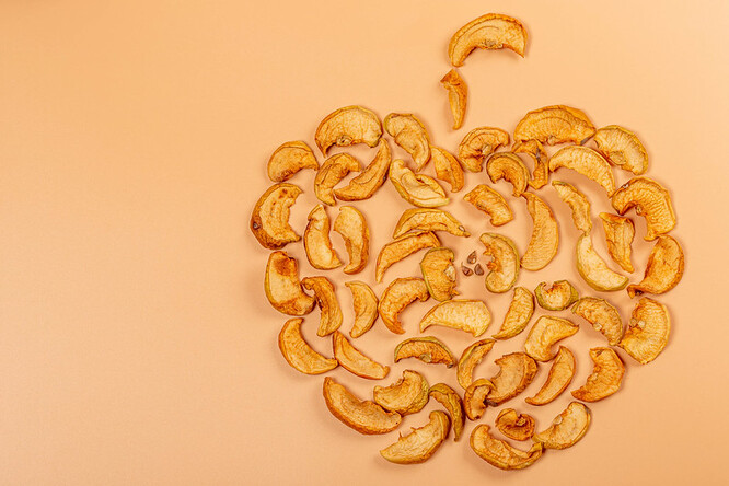 Sušení ovoce bylo v minulosti velmi rozšířené až do 20. let. minulého století. Lidé ho jedli celý rok. Ostatní způsoby jako zavařování nebo konzervování se rozšířily později. Výhodou sušení bylo, že se dalo zpracovat i otlučené ovoce, které nebylo možné skladovat na zimu.