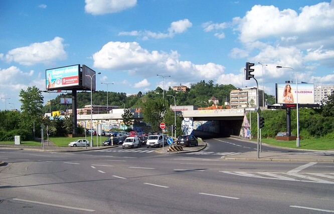 "Tvrzení stěžovatelky, že billboard má stejně jako zeleň též funkci ochrannou, protože přece v době suchého a horkého léta vrhá stín, brání vysušování půdy a svou plochou zachycuje prach, jsme opravdu nemohli brát vážně," uvedl soudce zpravodaj Tomáš Langášek. Ilustrační obrázek