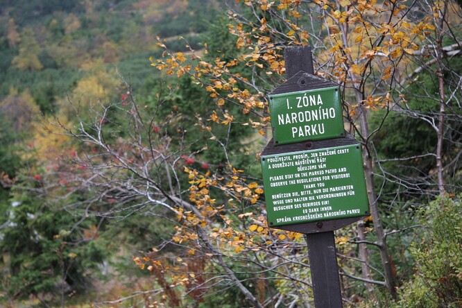 Cedule. Do I. zóny jen po cestách!