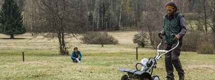 Pracovní skupina na Sluneční stráni. Foto: Kamila Antošová Správa KRNAP