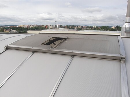 Poškozený světlík výrobní haly, kterým měsíc unikaly znečišťující látky.