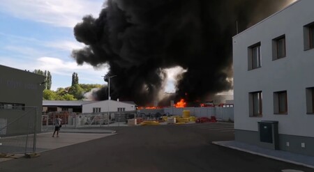 Kromě neudržovaného pole shořela jedna hala, odpady na venkovní ploše a nákladní automobil. Škoda zatím byla vyčíslena na 10,7 milionu korun.