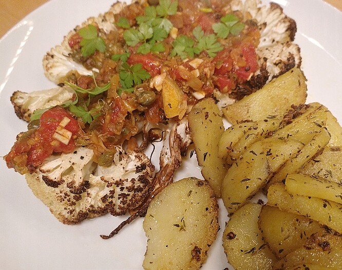 Květákový steak s opečeným bramborem