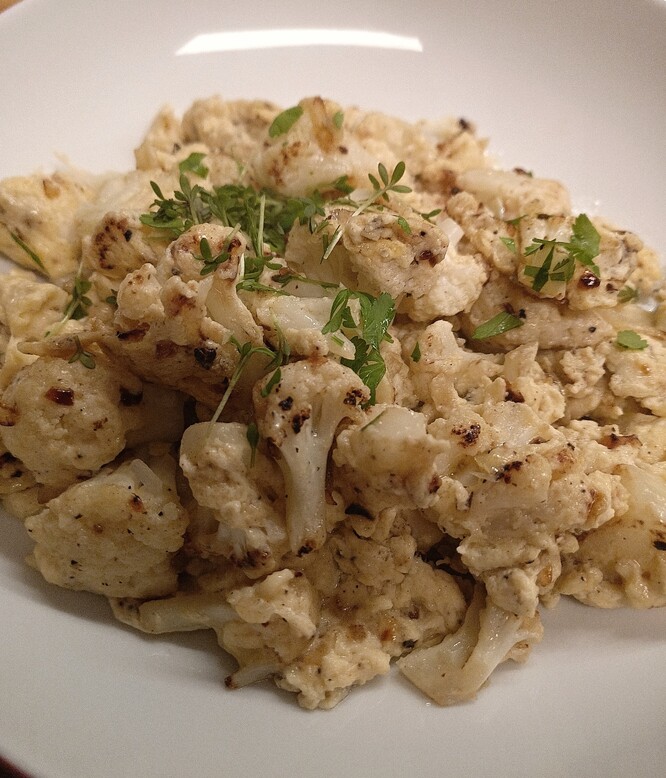 Květákový mozeček sice nevypadá výstavně, ale je to moc chutná lehká večeře.