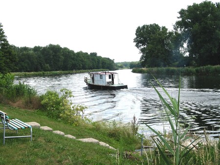 Rekreační motorový čun na Labi.