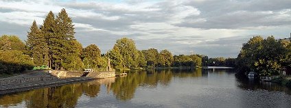 Zdymadlo Přelouč D. Horní část, pohled na Labe proti proudu. Foto: Stribrohorak Wikimedia Commons