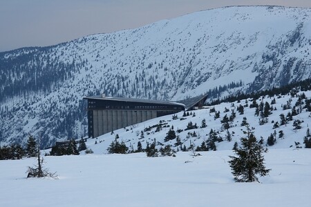 Labská bouda leží v nejcennější zóně Krkonoš nad Labským dolem.