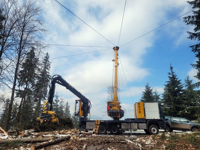 Nová lanovka na svážení dřeva začala jezdit na polesí Domašov, a to krátce po vystavení na lesnickém a mysliveckém veletrhu Silva Regina.
