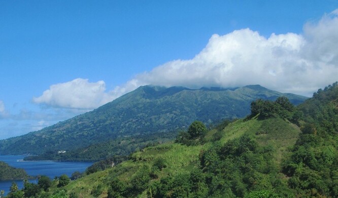 Ve východním Karibiku je 19 živých sopek, z toho dvě pod vodou poblíž ostrova Grenada.