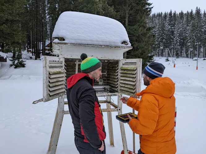 Historická meteostanice v Jasné u bývalé základny SLP. Historická meteostanice v Jasné u bývalé základny SLP.