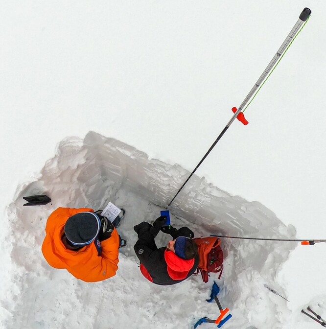Sněhový profil pod Retranslačním žlabem z ptačí perspektivy Sněhový profil pod Retranslačním žlabem z ptačí perspektivy