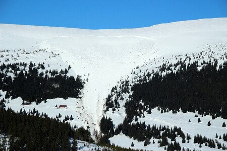 Laviny prospívají krajině, říkají vědci. Ilustrační snímek - Lavina v Modrém dole