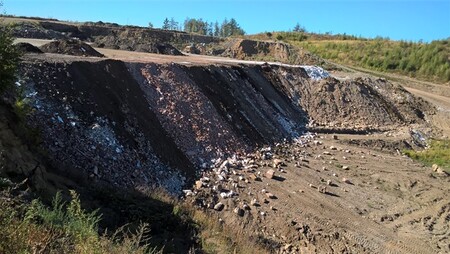 Firma použila k rekultivaci lomu Hutnický vrch v katastru obce Smolné Pece na Karlovarsku neupravené stavební a demoliční odpady, což bylo v rozporu se schváleným provozním řádem zařízení.