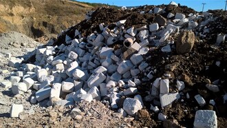 Neupravené odpady uložené do lomu.