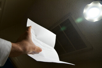 To, jestli má LEDka pro vás příjemnou barvu světla, můžete sami zkusit při pohledu na nasvícený papír. Některá chladná světla zabarvují papír do modra.