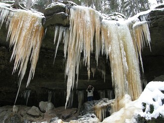 Kam vyrazit za úžasnými ledopády? Určitě do Českého Švýcarska. Na snímku ledopád zvaný Opona v údolí říčky Křinice (respektive v údolí jejího přítoku Vlčího potoka).