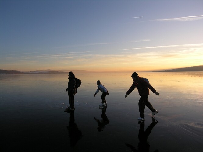 Bruslení na přírodním ledě je zážitek, kterému se žádné bruslení na zimním stadionu nemůže vyrovnat.