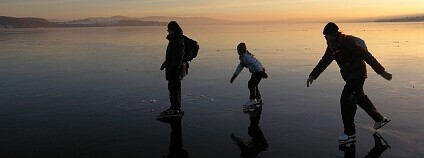 Bruslení na přírodním ledě je zážitek, kterému se žádné bruslení na zimním stadionu nemůže vyrovnat. Foto: Radek Mikuláš / Ekolist.cz