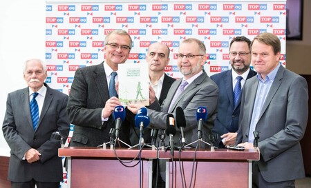 Skupina tří exministrů a další experti, kteří se zabývají ochranou životního prostředí, předali dnes předsedovi TOP 09 Memorandum o životním prostředí.