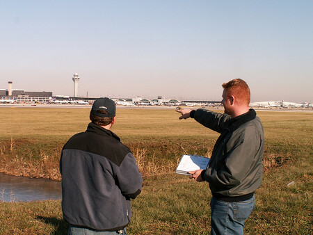 Letištní biolog a pracovník ministerstva zemědělství prohlížejí plochy vhodné k energetickému využití.
