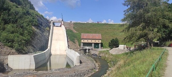 Všechny objekty bezpečnostního přelivu (spadiště, skluz, vývařiště) mají dvojnásobnou šířku. K tomu bylo zapotřebí provést výlom ve skalním masivu na pravém břehu.