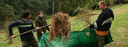 Dobrovolníci odklízejí pokosenou trávu. Foto: Pozemkový spolek Prostějovsko Dobrovolníci odklízejí pokosenou trávu. Foto: Pozemkový spolek Prostějovsko