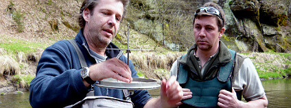 Rakouský odborník Dr. Georg Holzer (vlevo) vysvětluje rybářskému hospodáři správy národního parku Janu Honzíkovi princip fungování inkubační schránky.Fot: Jana Cholinská/Správa Národního parku České Švýcarsko