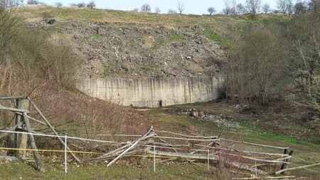 Čelo skládky směrem k řece Berounce