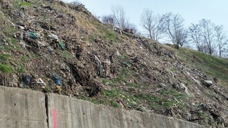 Skládka nebyla před zahájením navážení odpadu ani nikdy později nijak izolována od okolního prostředí. Odpad byl volně sypán přímo do neupraveného terénu Židovské rokle bez jakéhokoliv těsnění a izolace dna či svahů