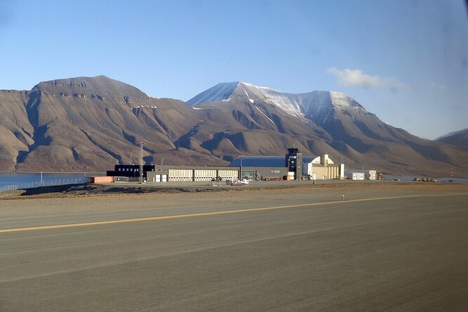 Ani odlehlým ostrovům daleko za polárním kruhem se nevyhnulo znečištění nejen kovy, metaloidy, mikroplasty, ale i perfluorovanými a polyfluorovanými látkami (PFAS či PFC). Na fotografii letiště Longyearbyen.