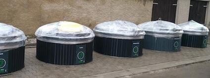 Napůl zapuštěné kontejnery znemožňují přehrabávání.