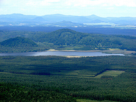 Máchovo jezero dlouhé tři kilometry a široké 1,6 kilometru je oblíbeným cílem turistů. Někdejší Velký rybník založil Karel IV. před více než 650 lety. K lovu tam stačí nákup povolenky, respektive pověřenky a dodržování rybářského řádu pro Máchovo jezero. Roční, měsíční, týdenní či denní povolenky lze koupit v infocentrech v Doksech, v sezoně také v Regatě Máchovo jezero, v hotelu Port, kempu Andrea, jacht klubu Staré Splavy nebo tamním infocentru. / Ilustrační foto