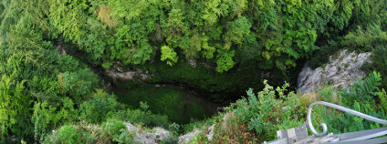 Do pěti "hlavních" jeskyní se loni podívalo téměř 363.000 lidí, do tří neupravených jich zamířily stovky. V krasu je přes 1100 jeskyní. Nejznámější jsou Punkevní jeskyně, kde se lidé plaví v člunech po říčce Punkvě a které jsou spojené s propastí Macocha (na obrázku). / ilustrační foto