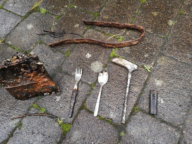 Ve skutečnosti je úklid po výpravě s magnetem podstatně náročnější než úklid po nepořádných chodcích. Kov vytažený z vody je obalený silnou vrstvou slizu a často tak zrezivělý, že se rozpadá. Nálezy navíc mohou být těžké nebo příliš velké na to, aby se vešly do auta.