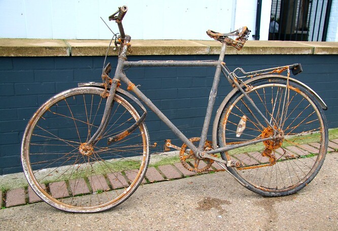 Ve Spojených státech je tato zábava do značné míry tolerována. V Evropě, kde nadšenci občas vytahují z vody nevybuchlou munici z druhé světové války, je ale podle místních úředníků lov pomocí magnetů často nelegální, potenciálně nebezpečný, ohrožuje archeologická naleziště a je zdrojem odpadků.