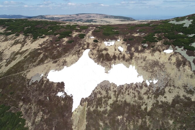 Mapou republiky je nazýváno sněhové pole na jižním svahu Studniční hory.
