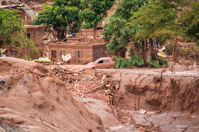 Následky protržení nádrže s toxickými kaly v Brazílii.