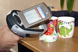 Měřené kovů v kuchyňském náčiní.